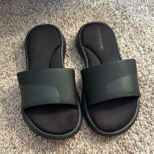 Cushionaire slides size 6